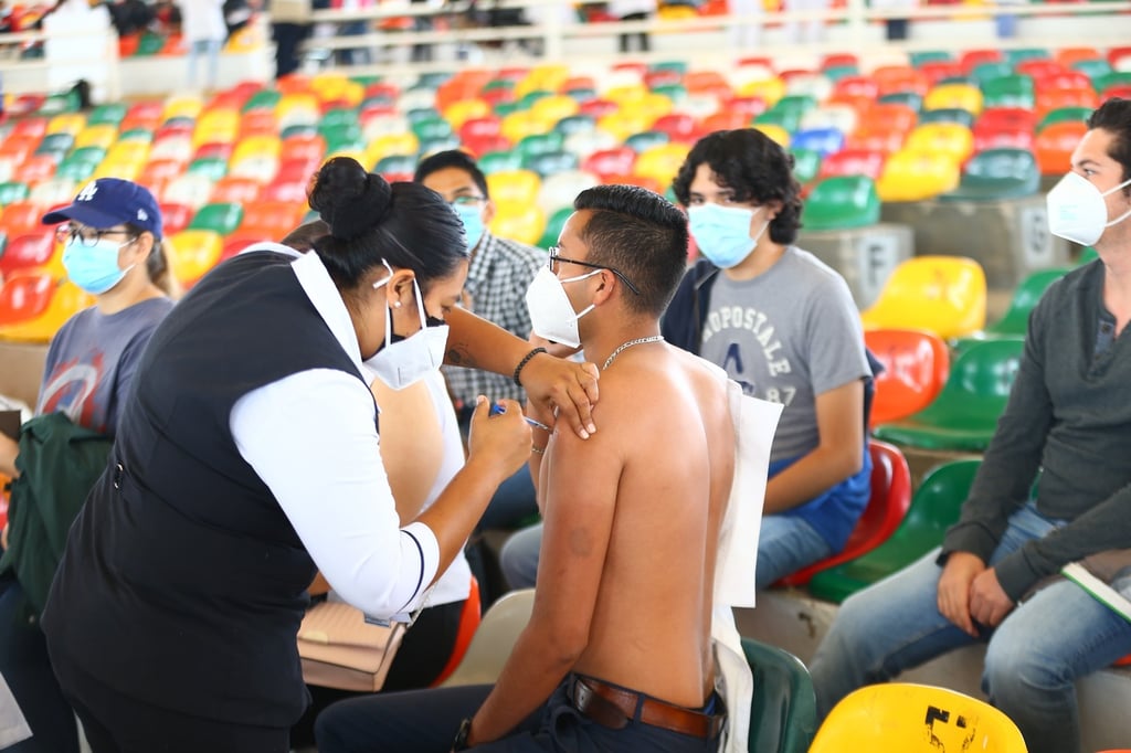 Por fin, jóvenes adultos acuden a inmunizarse en Durango capital
