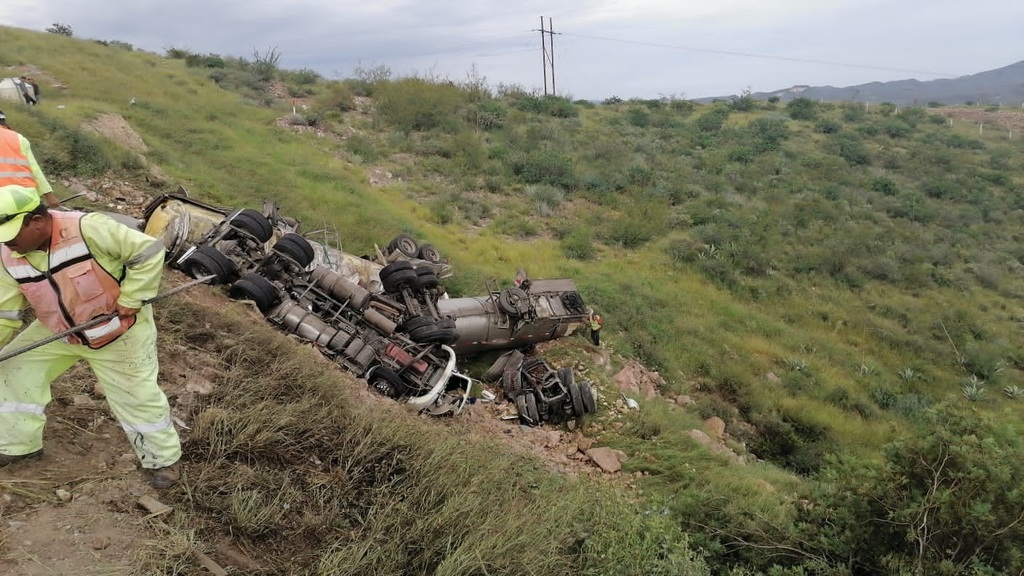 Trailero se vuelca cerca de Pedriceña; fue trasladado al Hospital General de Cuencamé