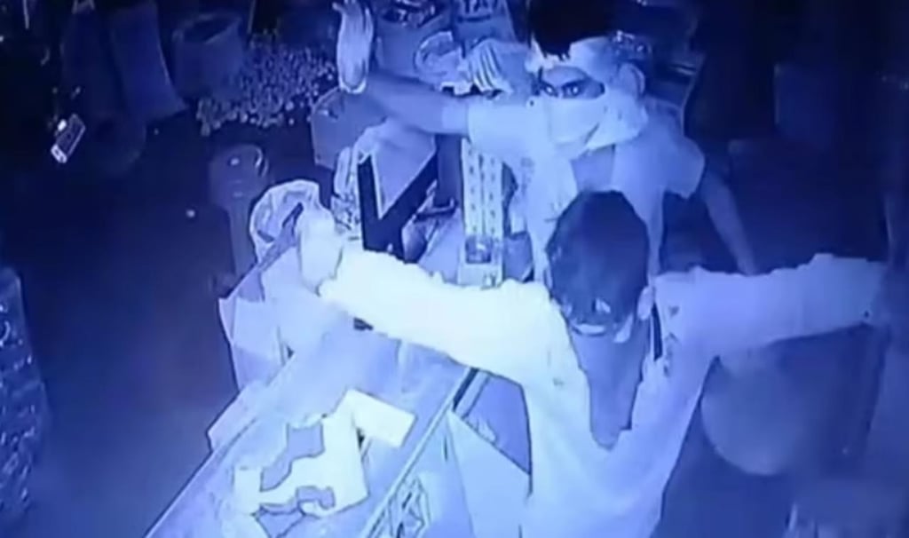 Ladrones fueron grabados cuando se pusieron a bailar mientras robaban una tienda