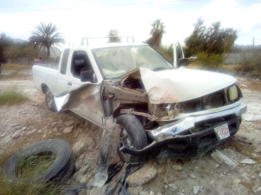 Conductor causa accidente y afecta dos vehículos en Lerdo