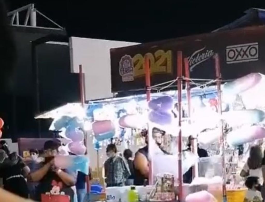 En la Feria de Torreón exhiben a vendedores inflando con la boca bolsas de algodón de azúcar