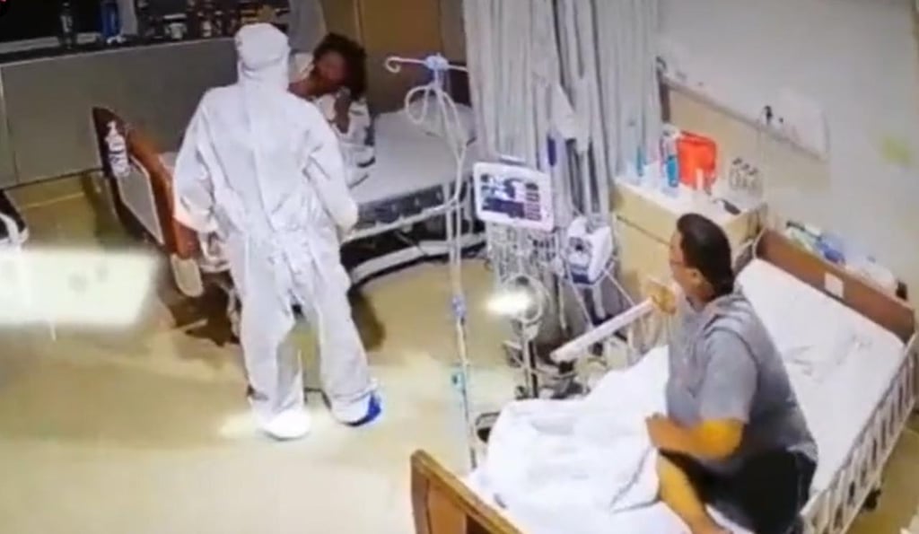 Reacción de paciente al confundir a enfermero con 'fantasma' se vuelve viral