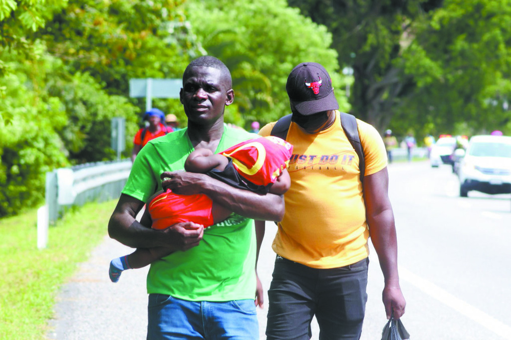 Haitianos huyen de la miseria en su país y encuentran racismo