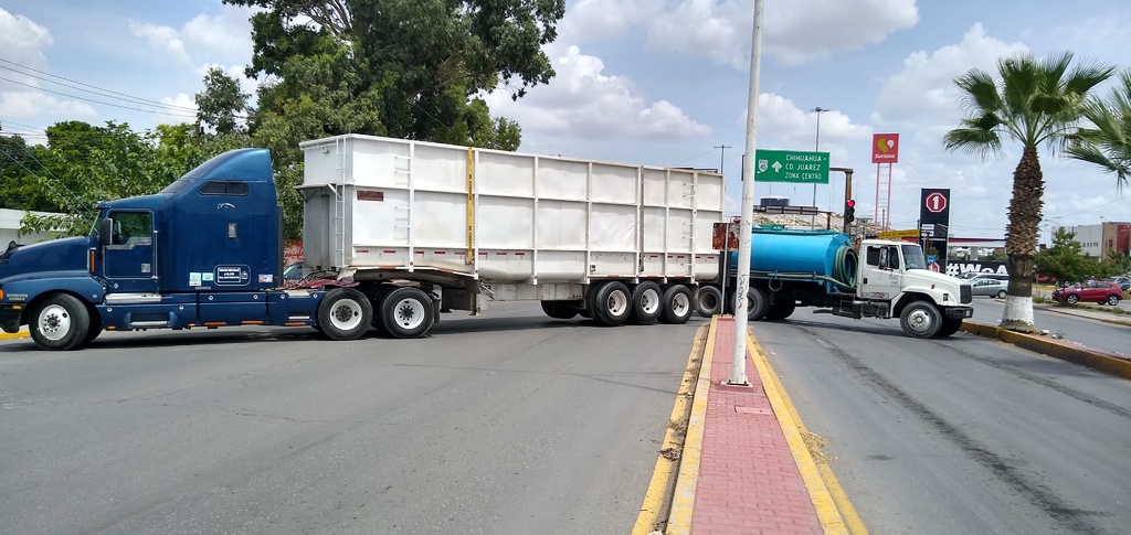 Transportistas bloquean accesos a Ciudad Lerdo; acusan agresiones y corrupción