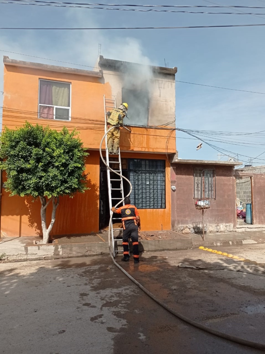 Bomberos y Protección Civil sofocan incendio en vivienda de Lerdo