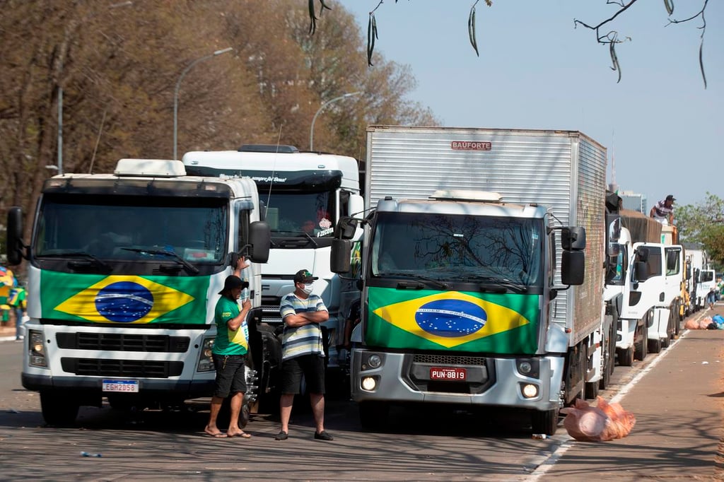 Camioneros ceden ante el presidente de Brasil; liberan carreteras a regañadientes