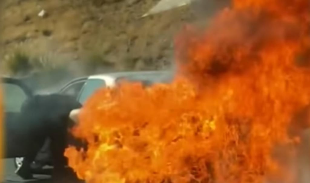 5 hombres recatan a pareja de ancianos de un auto en llamas