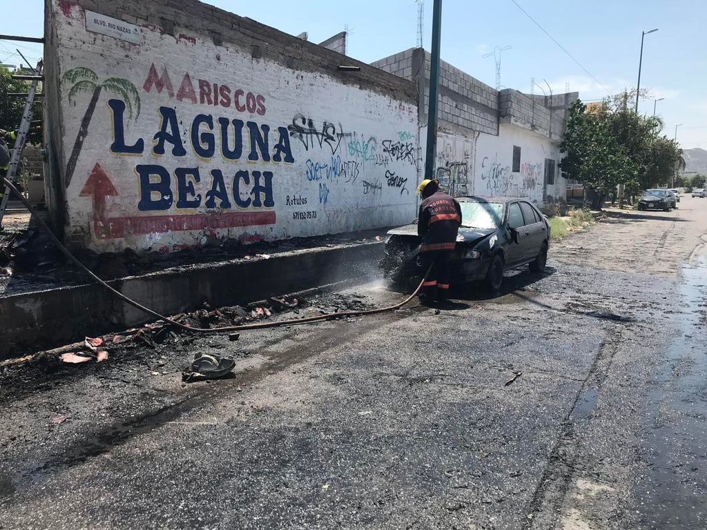 Se incendian dos vehículos en la colonia Esparza de Torreón