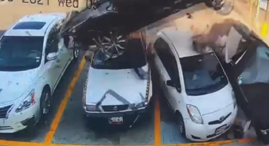 Auto 'vuela' tras un choque y cae sobre 4 vehículos estacionados