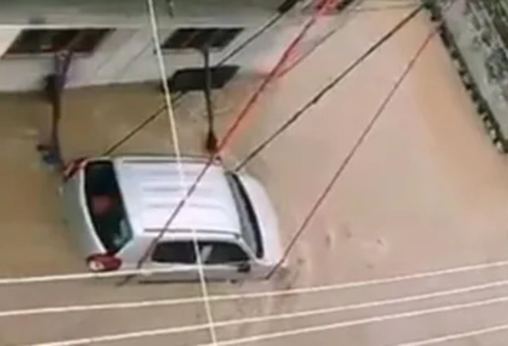 Hombre evita que su auto sea arrastrado por una inundación al atarlo a su casa
