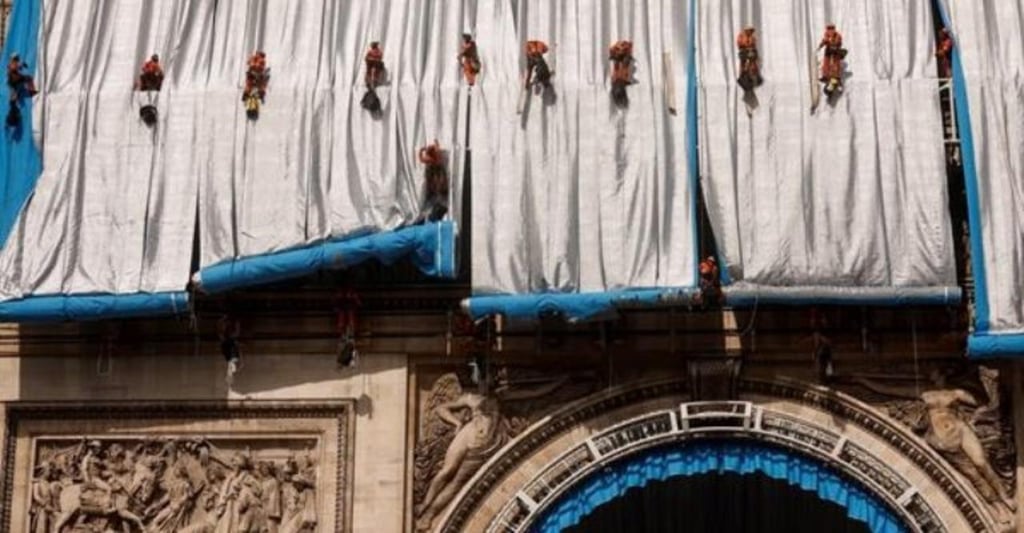 Así se despliega el tejido que empaquetará el Arco del Triunfo de París