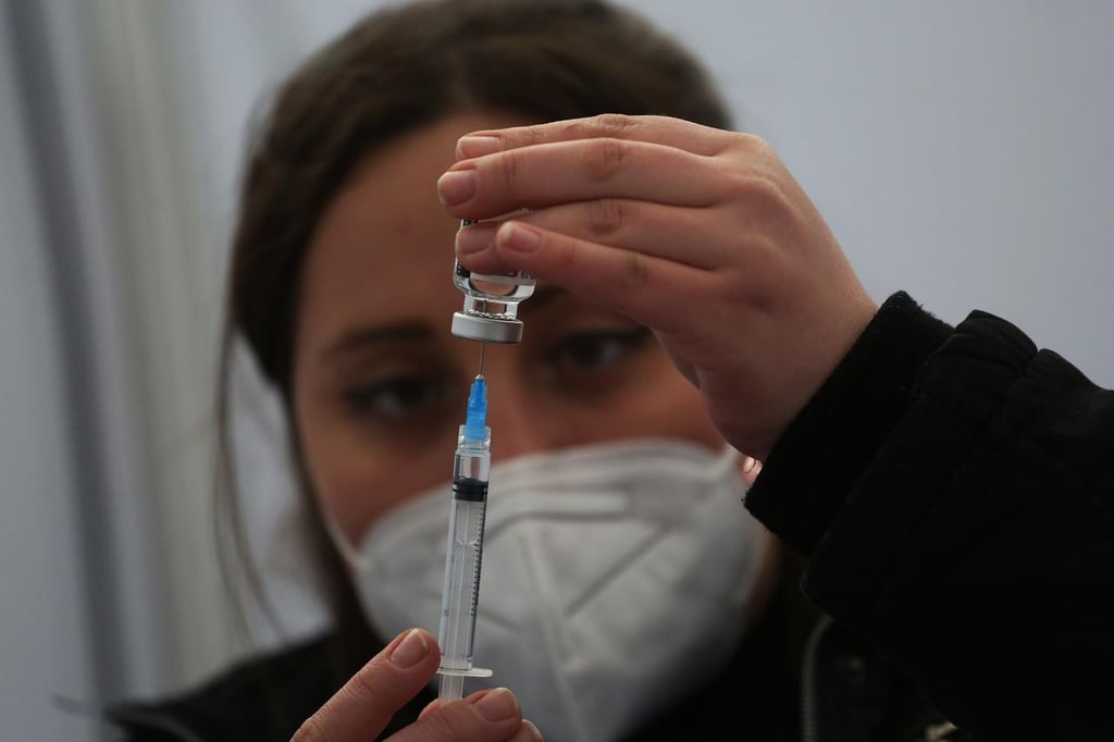 Chile comienza a vacunar con Coronavac a menores desde los 6 años