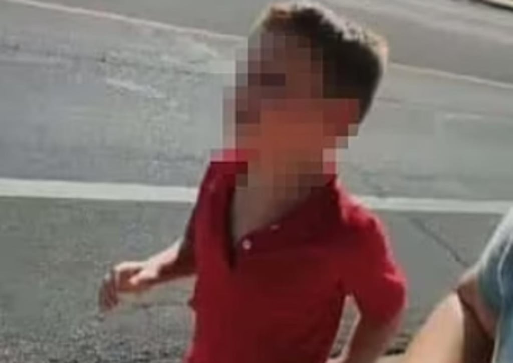 Mujer obliga a su hijo a correr estando a 40°C como castigo y la critican en redes