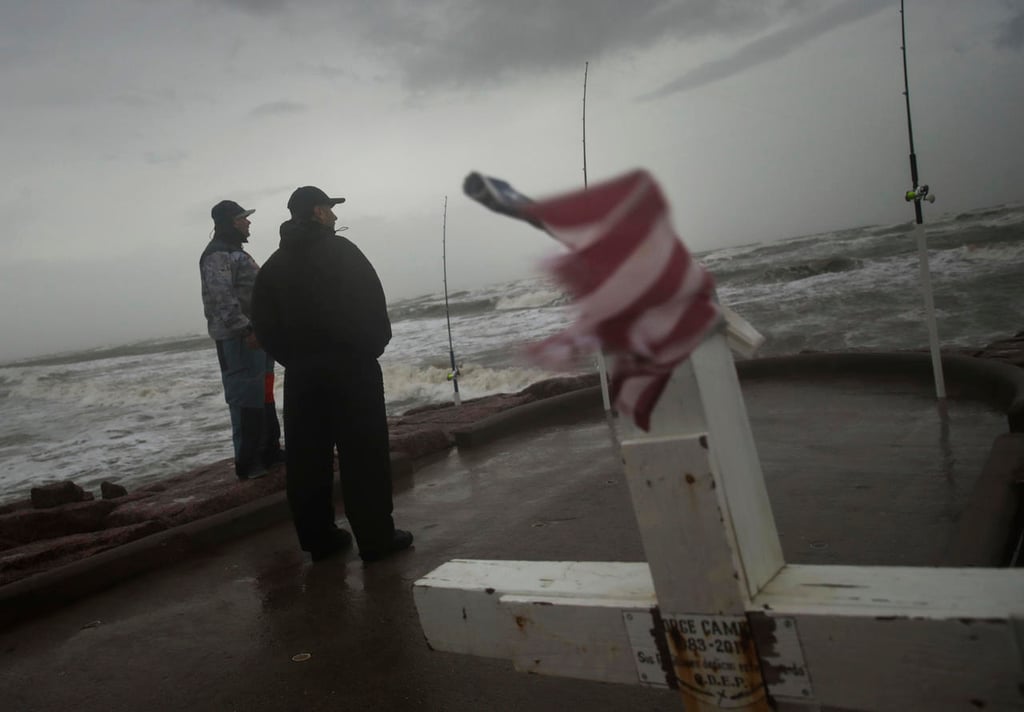 Tormenta 'Nicholas' se convierte en huracán categoría 1 frente a costas de Texas