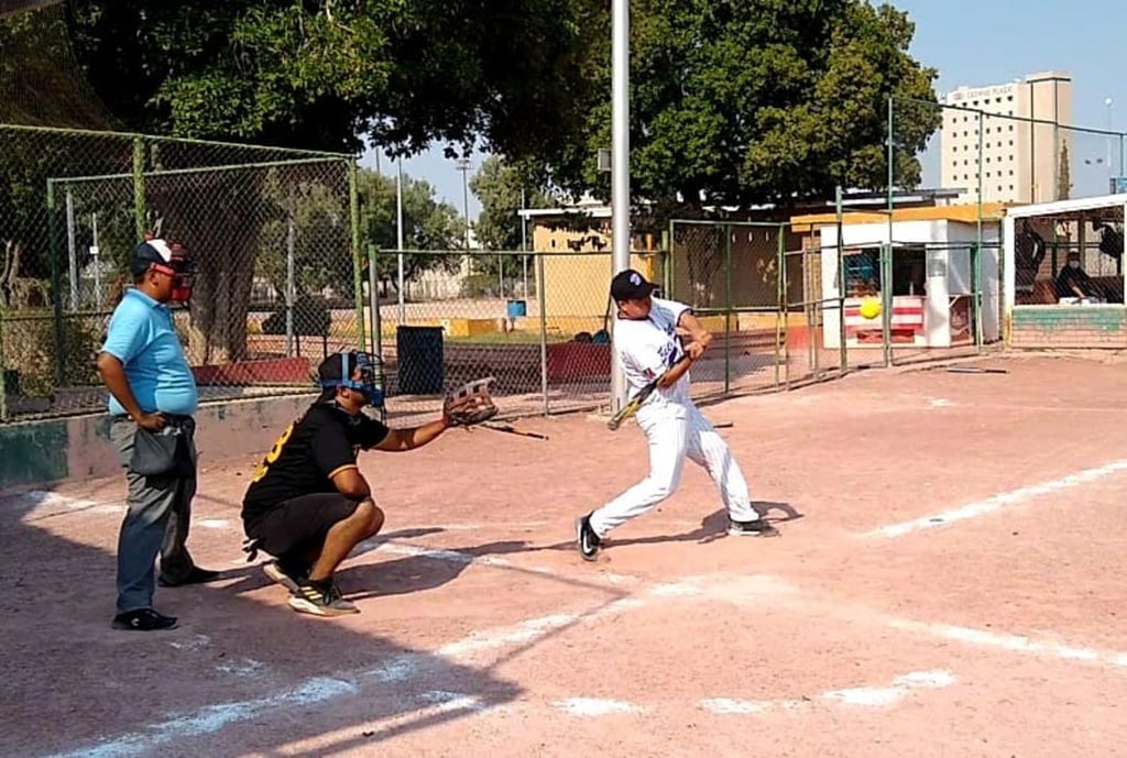 Explotan los bates en la Liga de Softbol de Bola Lenta 'Francisco Ramírez López'