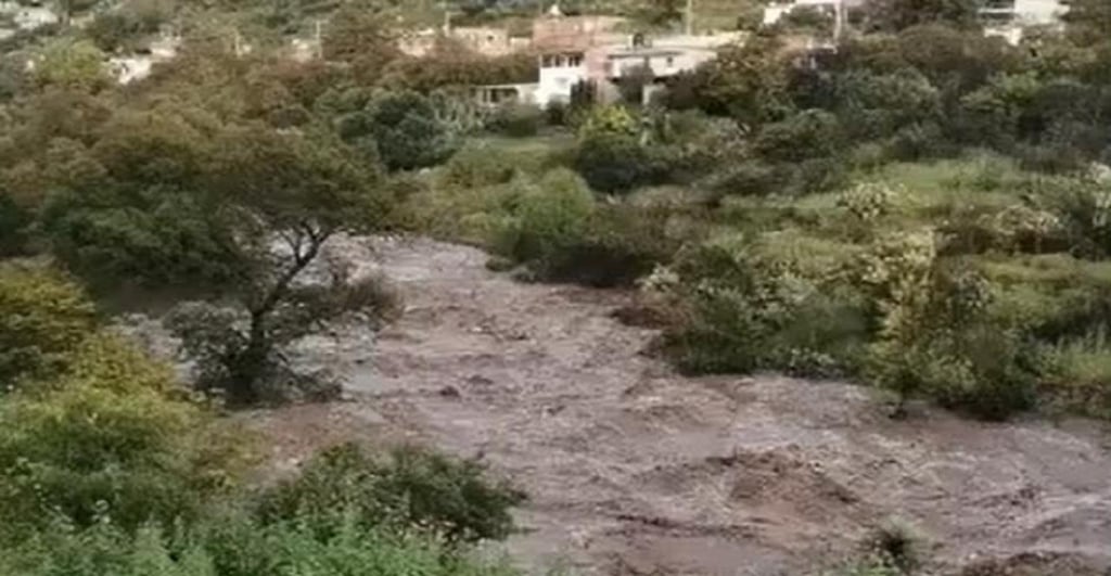 Desbordamiento de la presa San Aparicio en Zacatecas deja 15 casas dañadas
