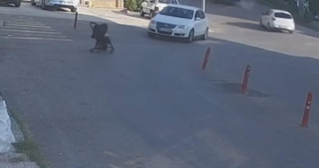 Carriola con un bebé adentro rueda cuesta abajo en calle empinada tras ser descuidada