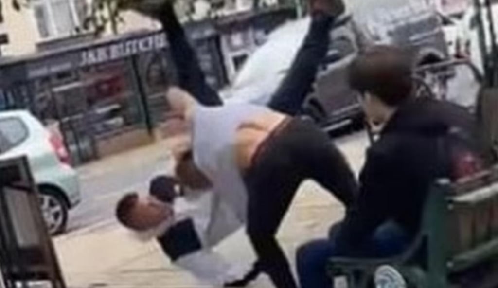 Campeón de jiu-jitsu de 16 años derriba a un hombre que lo amenazó mientras comía en un parque