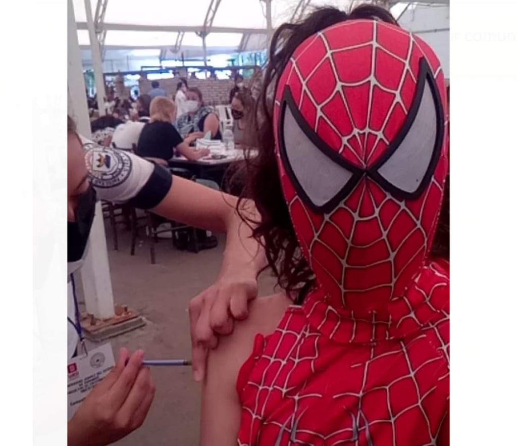 Duranguense se viste de Spider-Girl para motivar a la vacunación anticovid