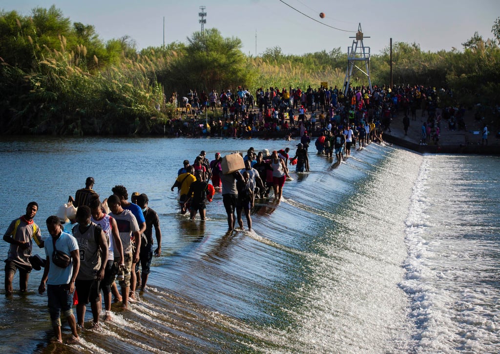 Gobierno de Biden cierra dos puentes fronterizos en Texas por campamento de migrantes