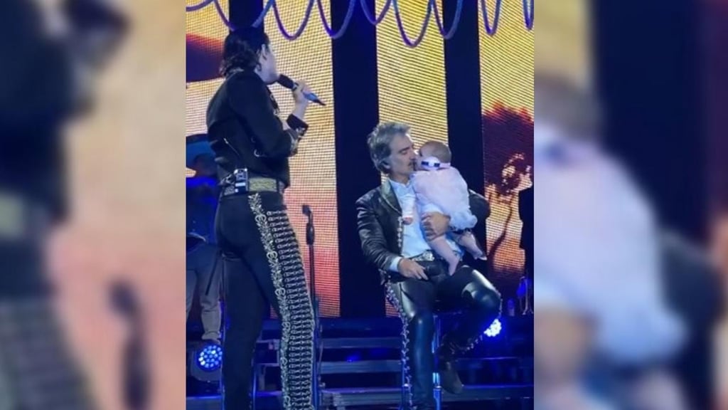 Alejandro Fernández 'derrite' a sus fanáticos tras aparecer con su nieta en concierto