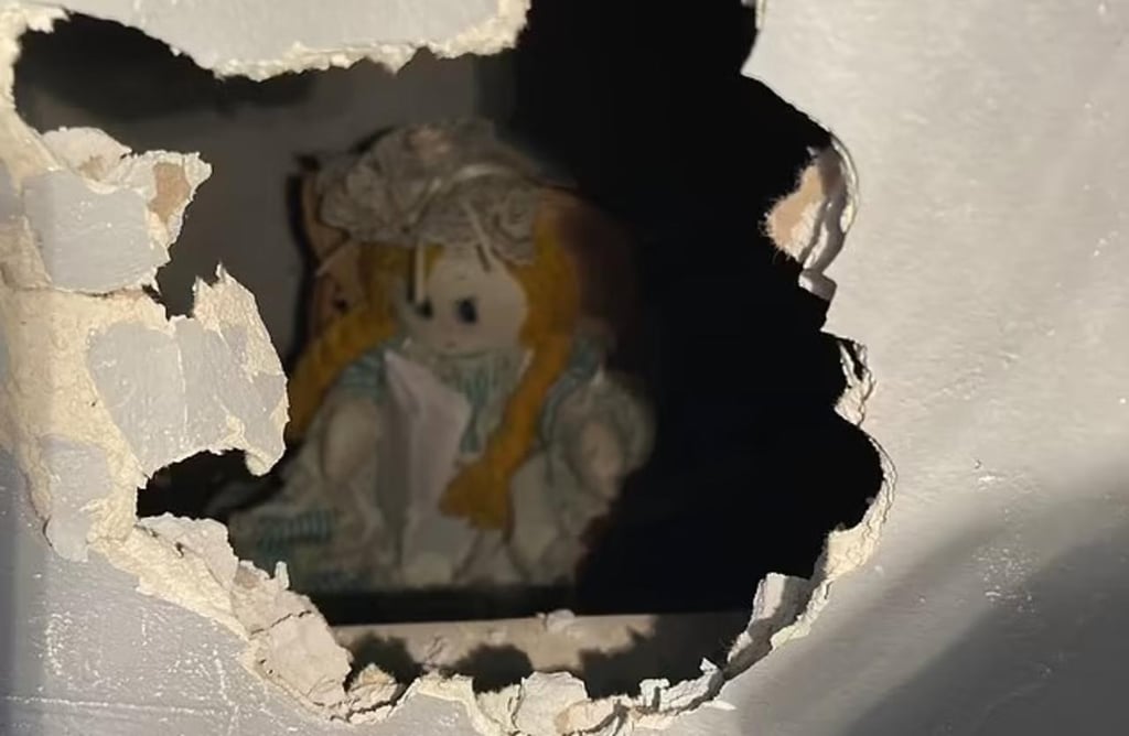 Hombre encuentra 'aterrador' mensaje en muñeca al remodelar su nueva casa