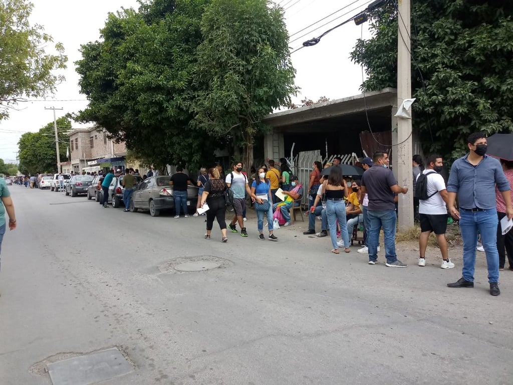 Jóvenes madrugan por segunda dosis antiCOVID en Gómez Palacio