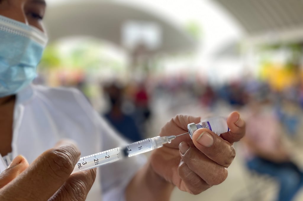 Sí se contempla vacunar a menores en Durango