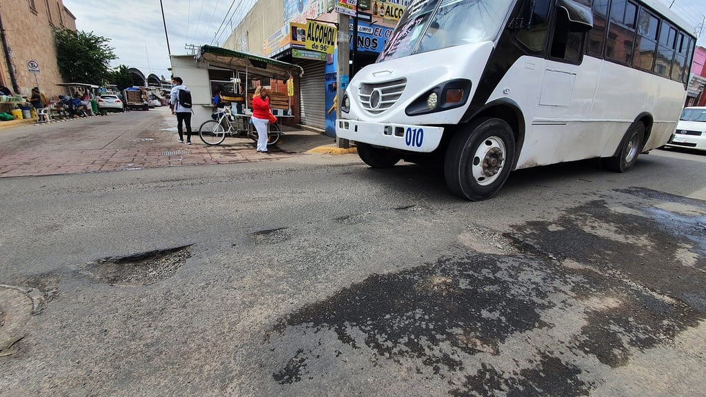 Llenas de baches, calles de las rutas de los autobuses