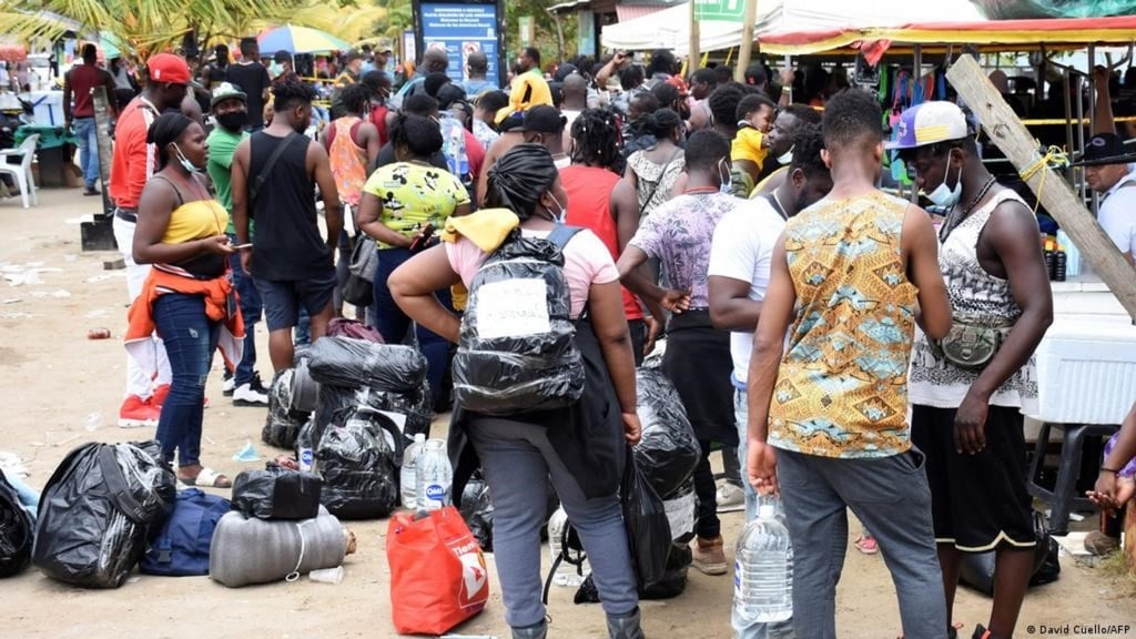 19 mil haitianos, varados en frontera de 2 países