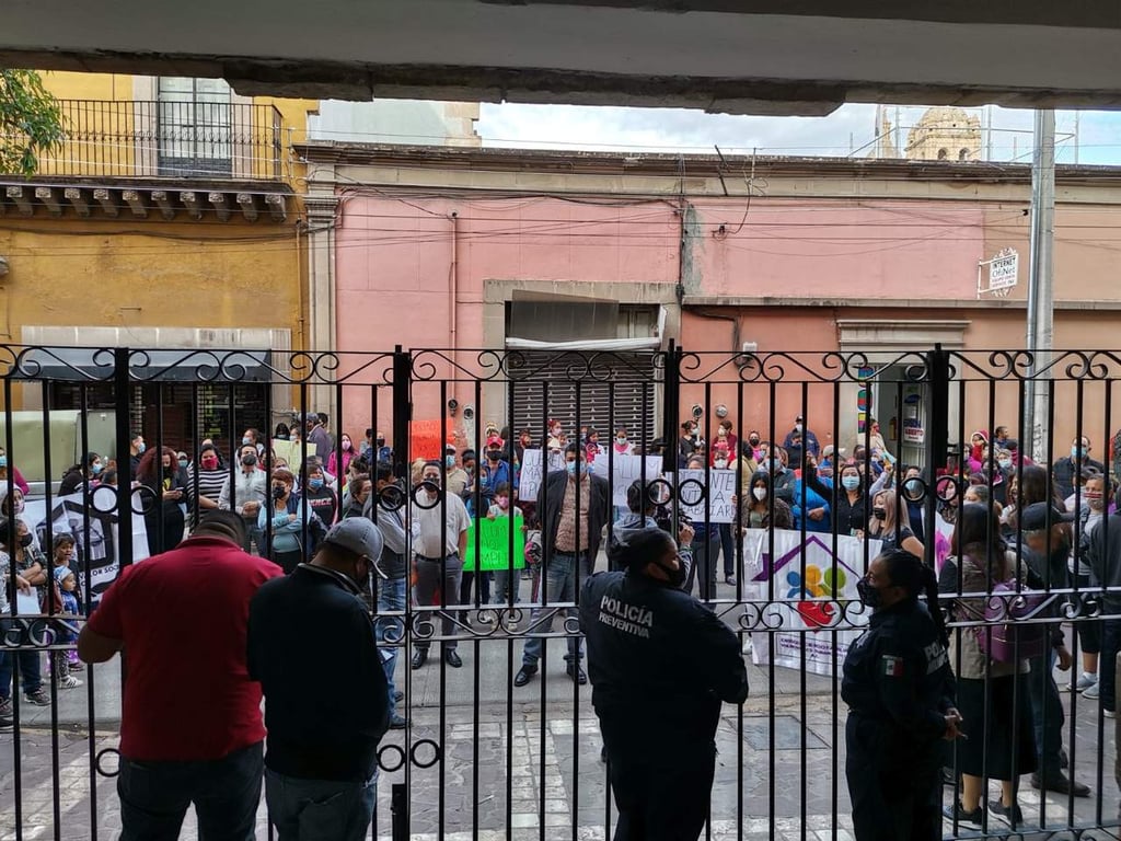 Organización bloquea calle, afuera de la Presidencia Municipal de Durango