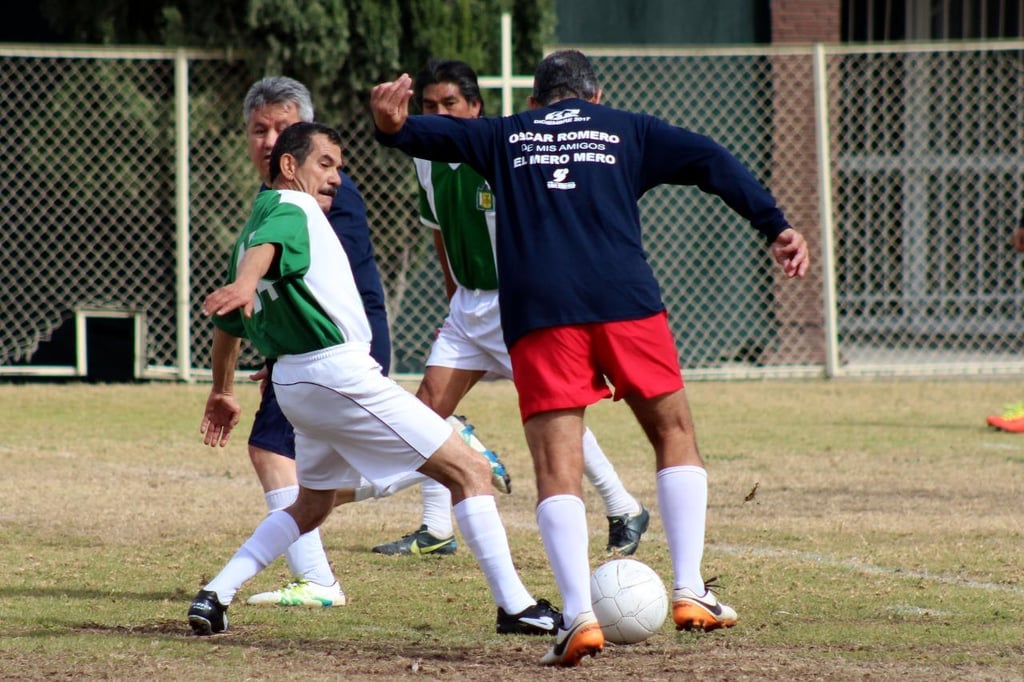 Rueda el balón en la Liga Premier de Futbol de San Isidro