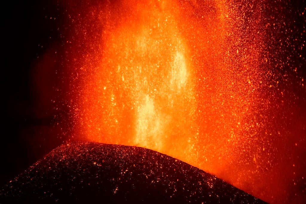 El volcán de La Palma presenta una nueva boca y mayor explosividad; hay más evacuaciones