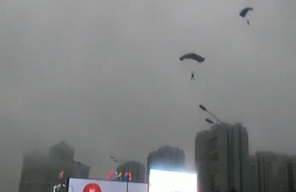 Paracaidistas saltan desde un edificio y aterrizan sobre concurrida avenida
