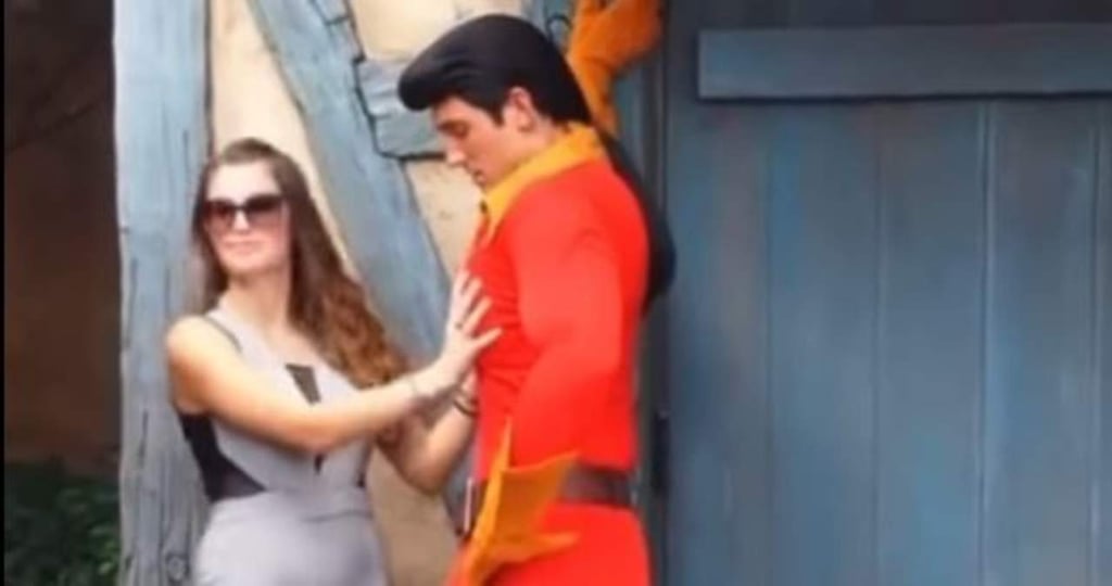 (VIDEO) Acosa mujer a 'Gastón' y la sacan de parque Disney