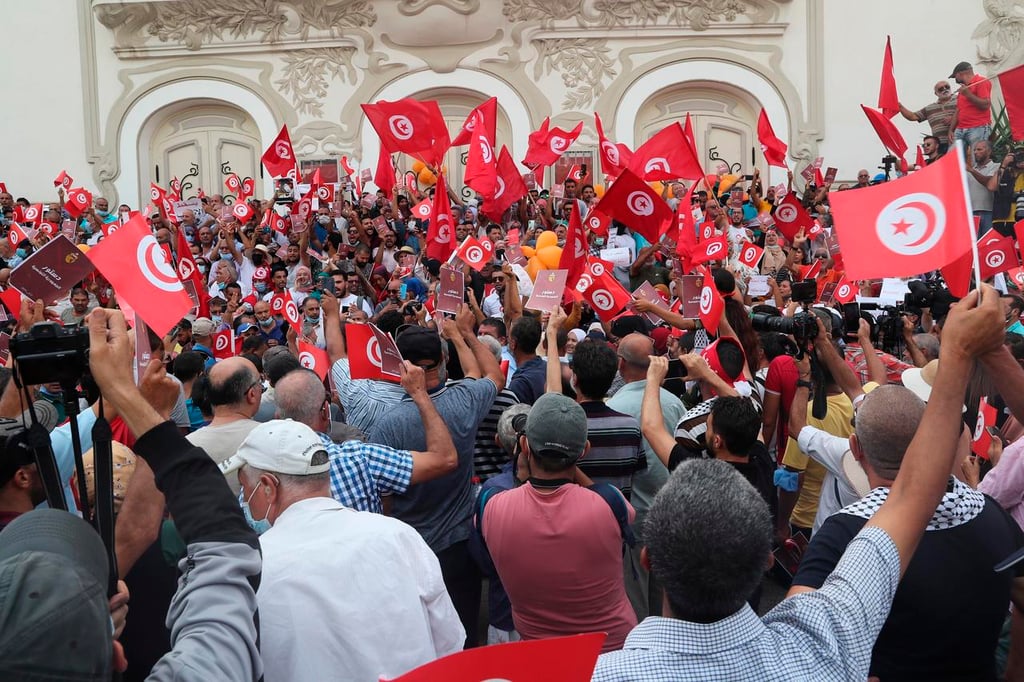 Tunecinos se manifiestan contra el 'golpe de Estado' del presidente