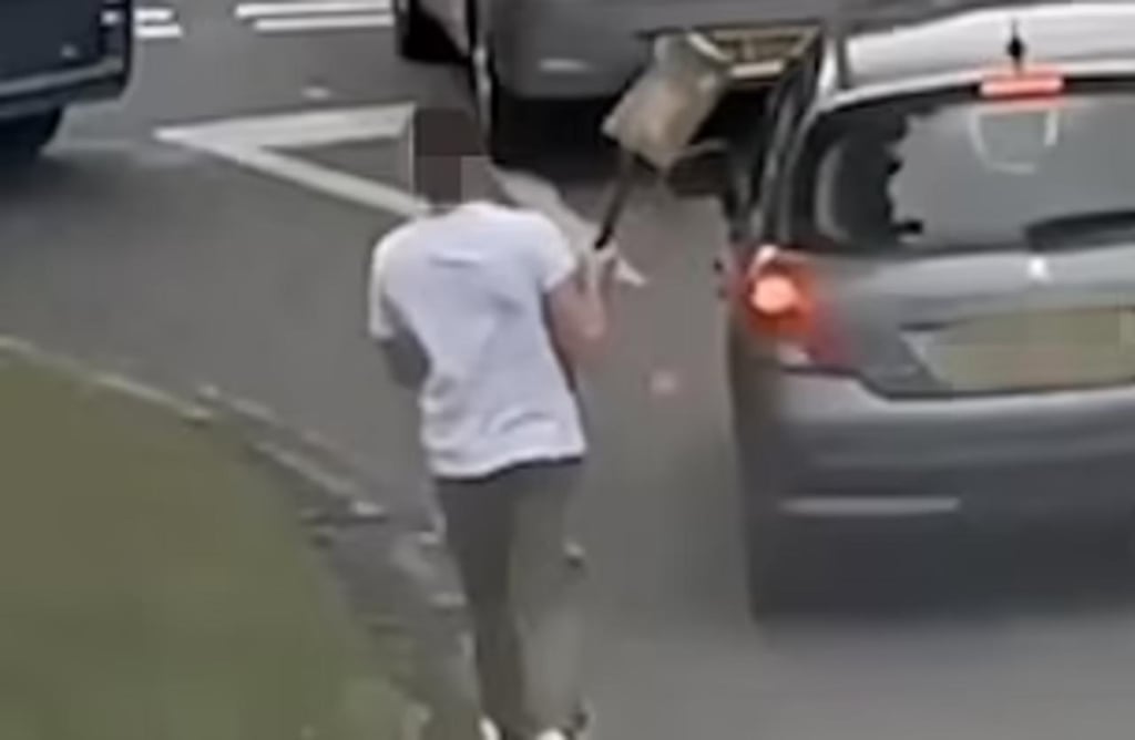 Hombre rompe ventana de un auto con una pala tras ser agredido por su conductor