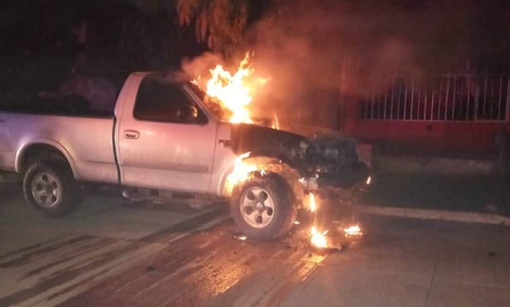 Arde camioneta en el poblado Contreras