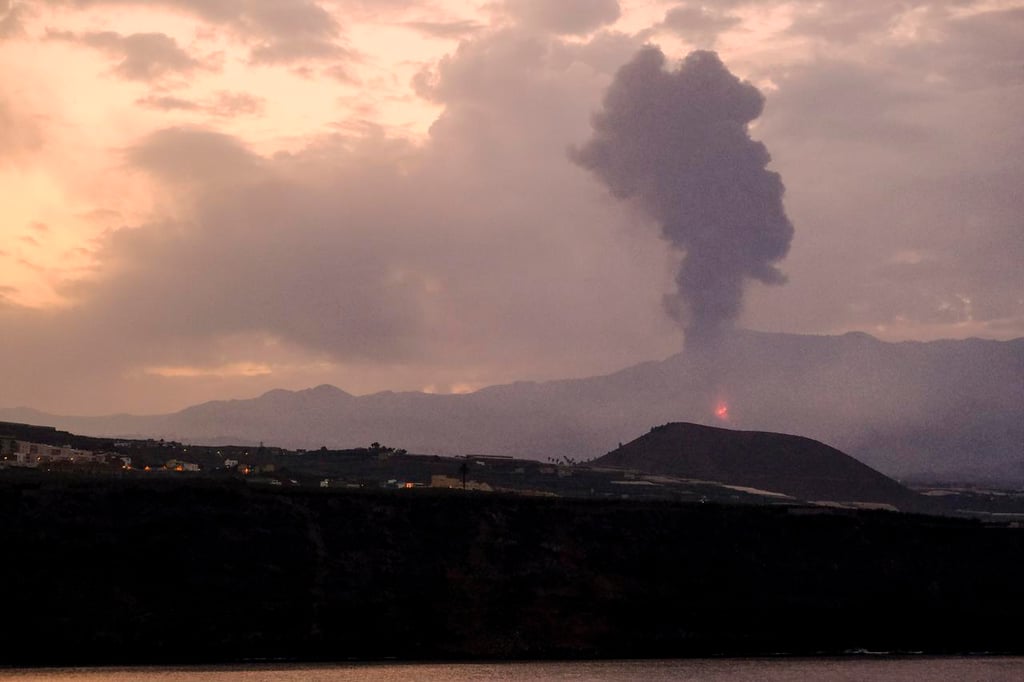 La impotencia de los bomberos ante el volcán de La Palma