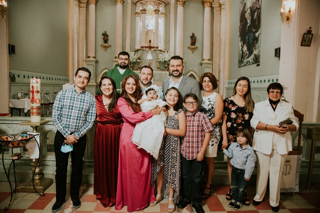 Ángela Antonella recibe aguas bautismales