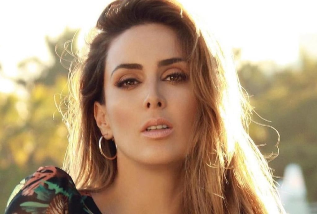 Jacky Bracamontes muestra su figura al pasearse en la playa con traje de baño