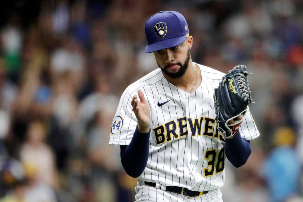 El relevista Devin Williams de Cerveceros se fractura mano tras festejo