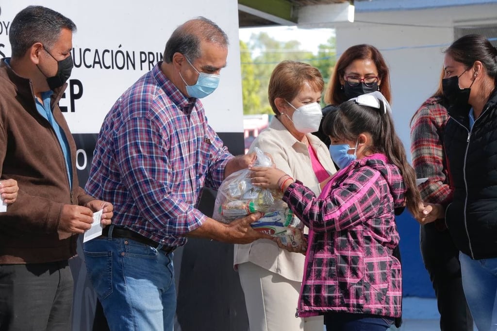 Motiva Salum a estudiantes rurales con becas