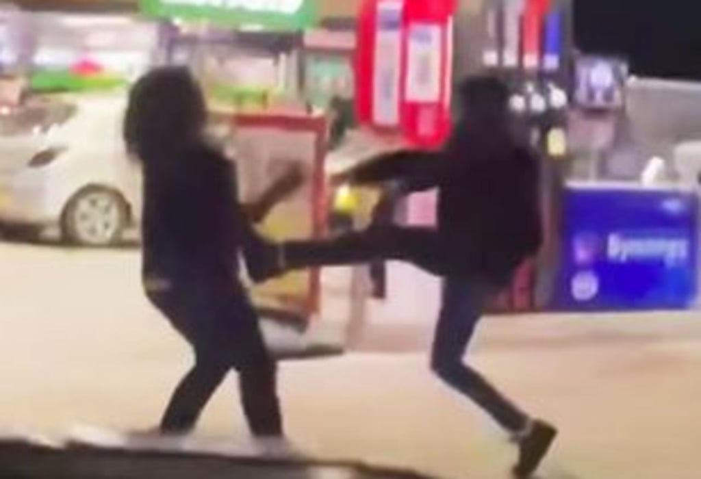 Padres e hijos protagonizan pelea en gasolinera durante supuesto desabasto de combustible