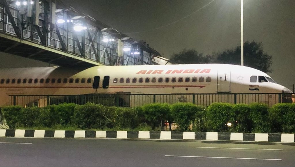Video de avión atascado debajo de un puente peatonal se vuelve viral