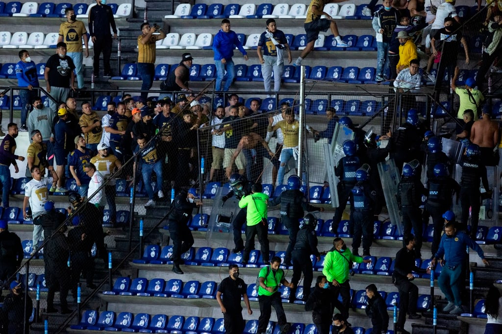 Aficionados protagonizan pelea en el Azteca