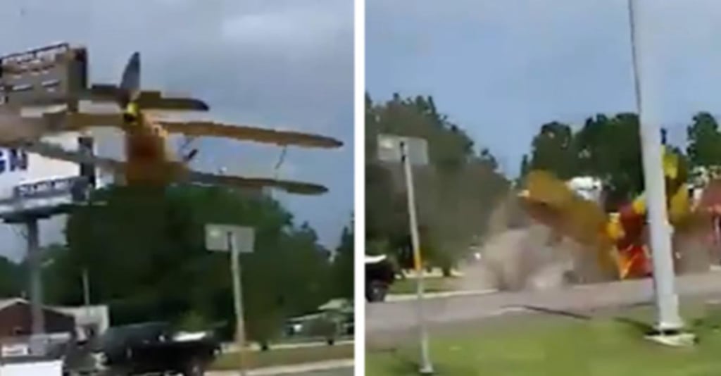 Avioneta choca con señales de tráfico y colapsa sobre una carretera