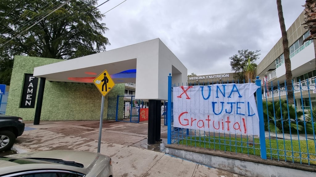 Con mantas piden una 'Universidad gratuita' en UJED