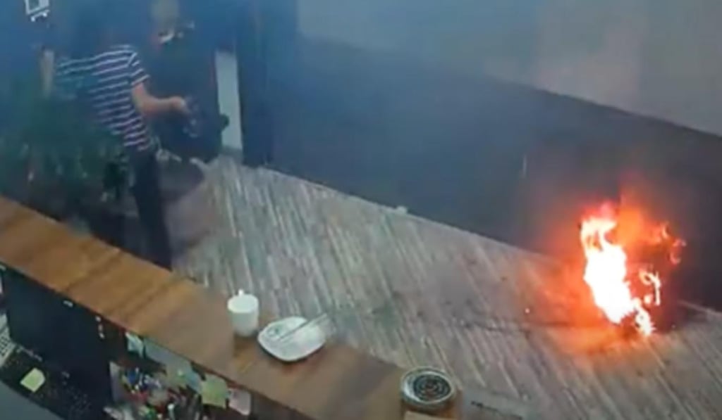 Contenedor de baterías se incendia y explota dentro de una oficina