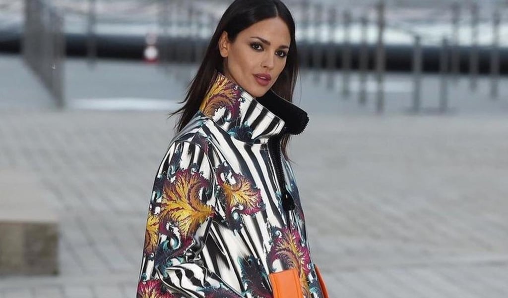 Eiza González deslumbra con abrigo Louis Vuitton en la Paris Fashion Week
